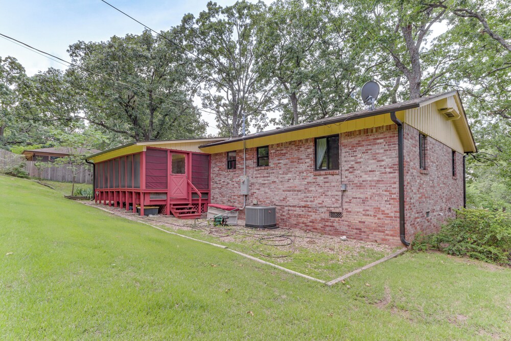 1 Mi to University of Arkansas: Home w/ Large Yard