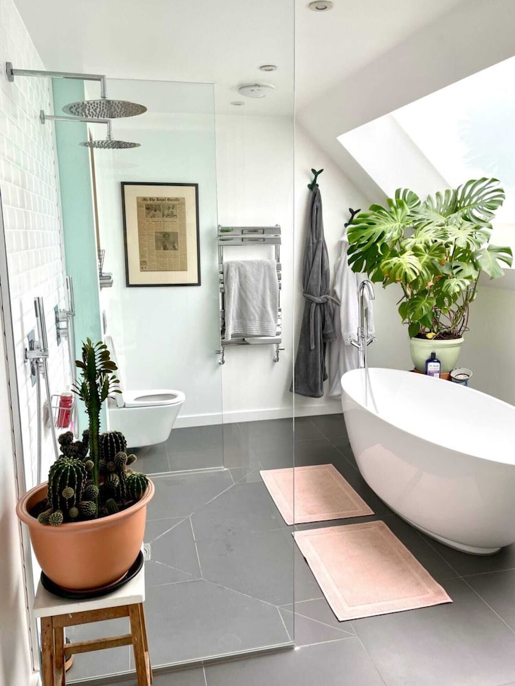 Unique 2 Bedroom Penthouse Apartment in Kensal Rise