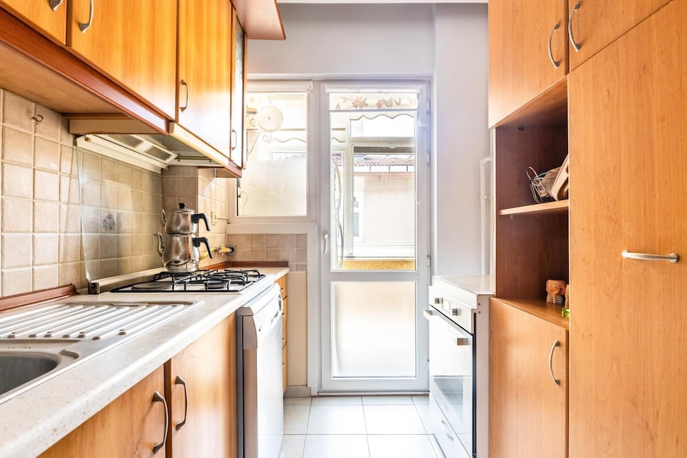 Chic Residence w Balcony 10 min to Hilltown Mall