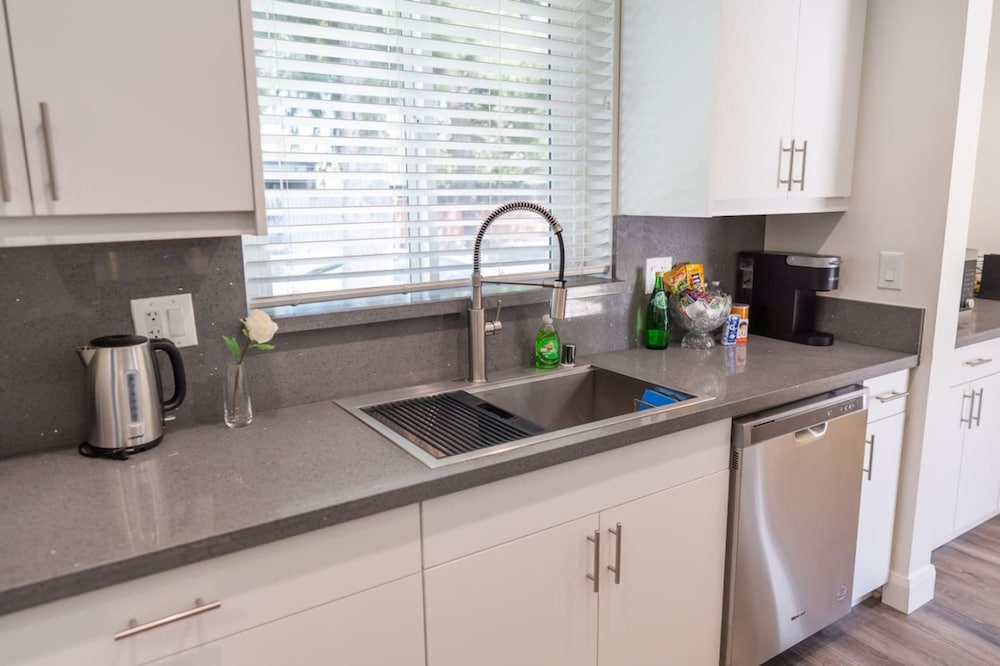 Remodeled 3BR House w Hot Tub Fenced Yard p58