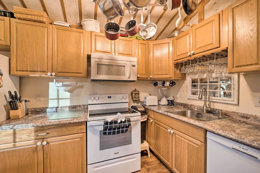 High Country Newland Cabin w/ Deck + Fire Pit! view 3