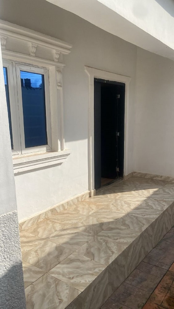 Claramojisola - Eunice Apartments