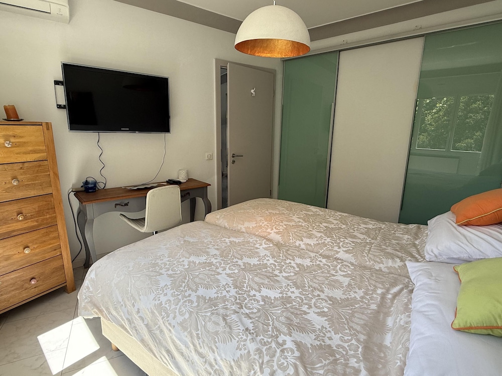 2 BR Apartment in the Center of Cannes - 2305