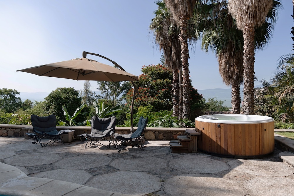 Anana Rancho San Rafael Pool and Lake Views