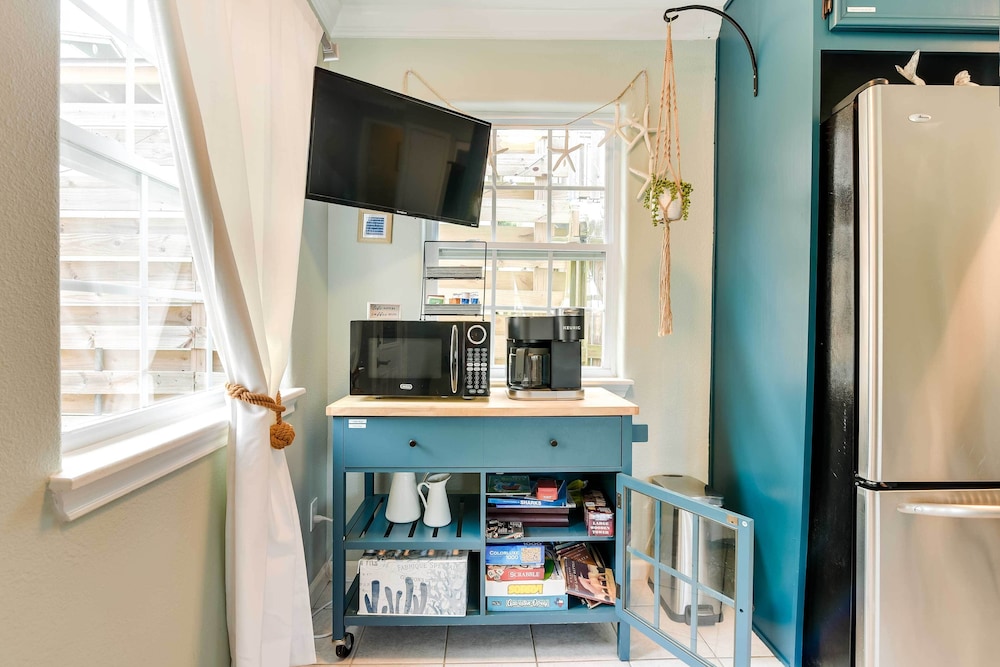 1 Block to Beach: Galveston Coastal Cottage