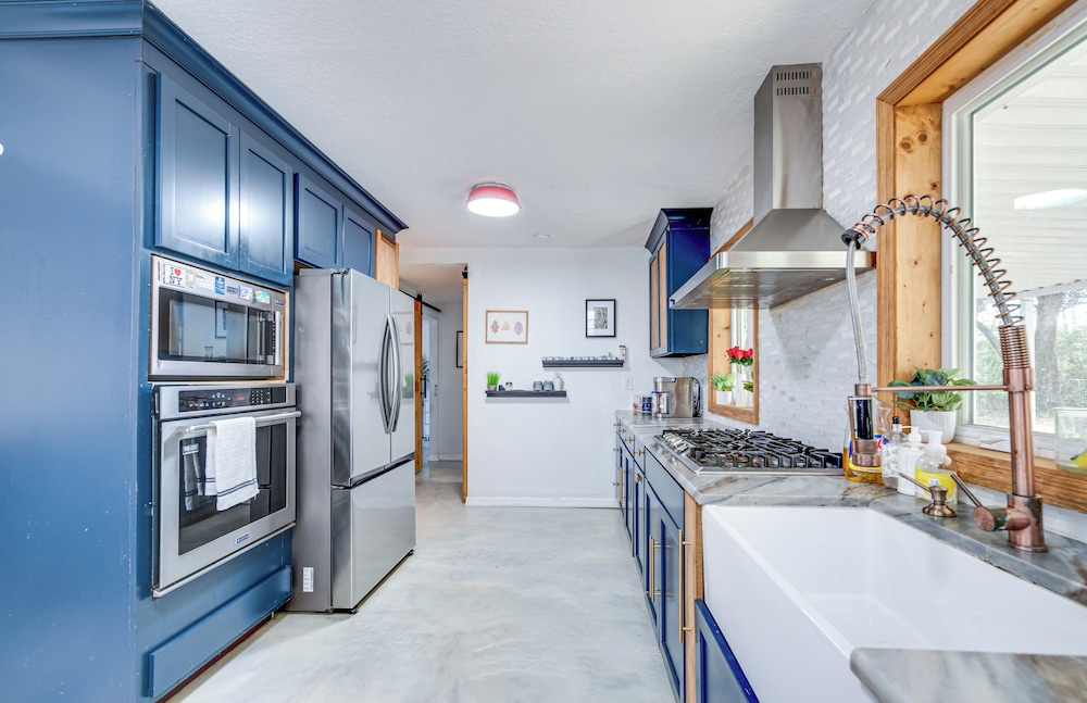 4 Mi to UF: Pet-friendly Home w/ Yard & Deck