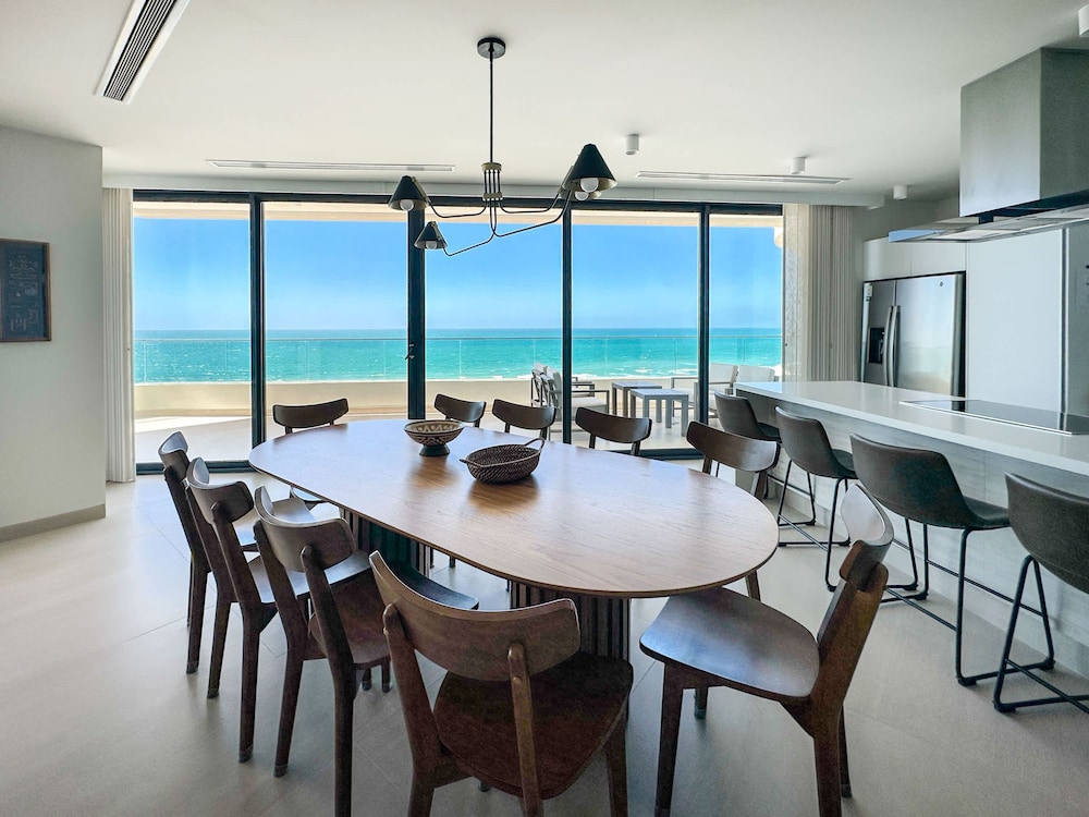 5BR Beachfront Luxury Condo