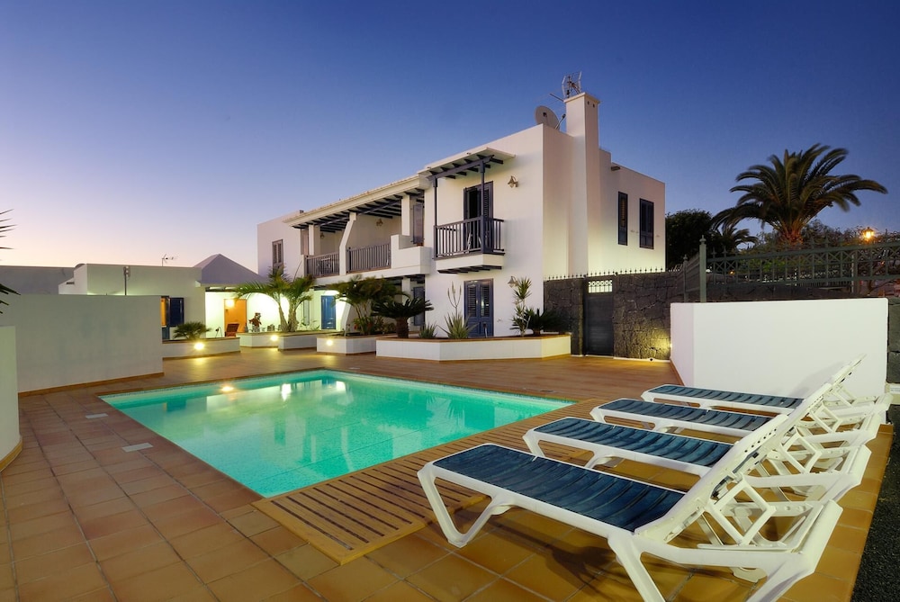 Immaculate 2-bed Apartment No 5 in Playa Blanca photo 4