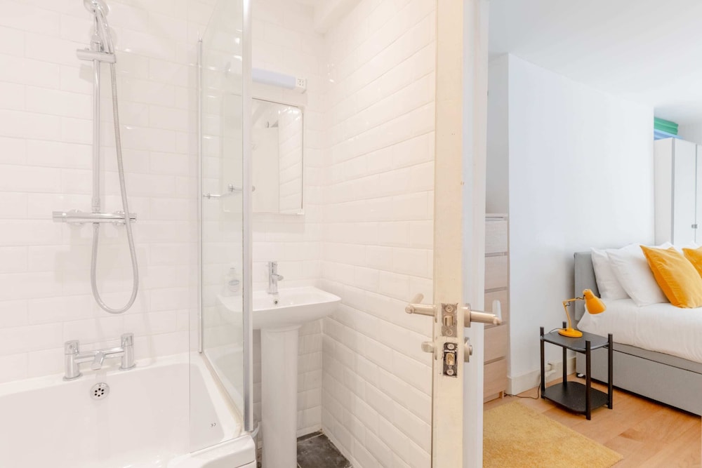 Homely 2BD Flat W/private Patio Near Maida Vale!