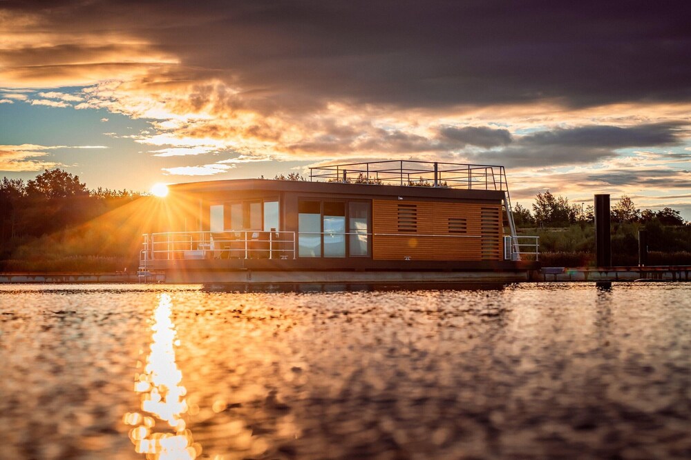 Floating House at Lake Barwalder See
