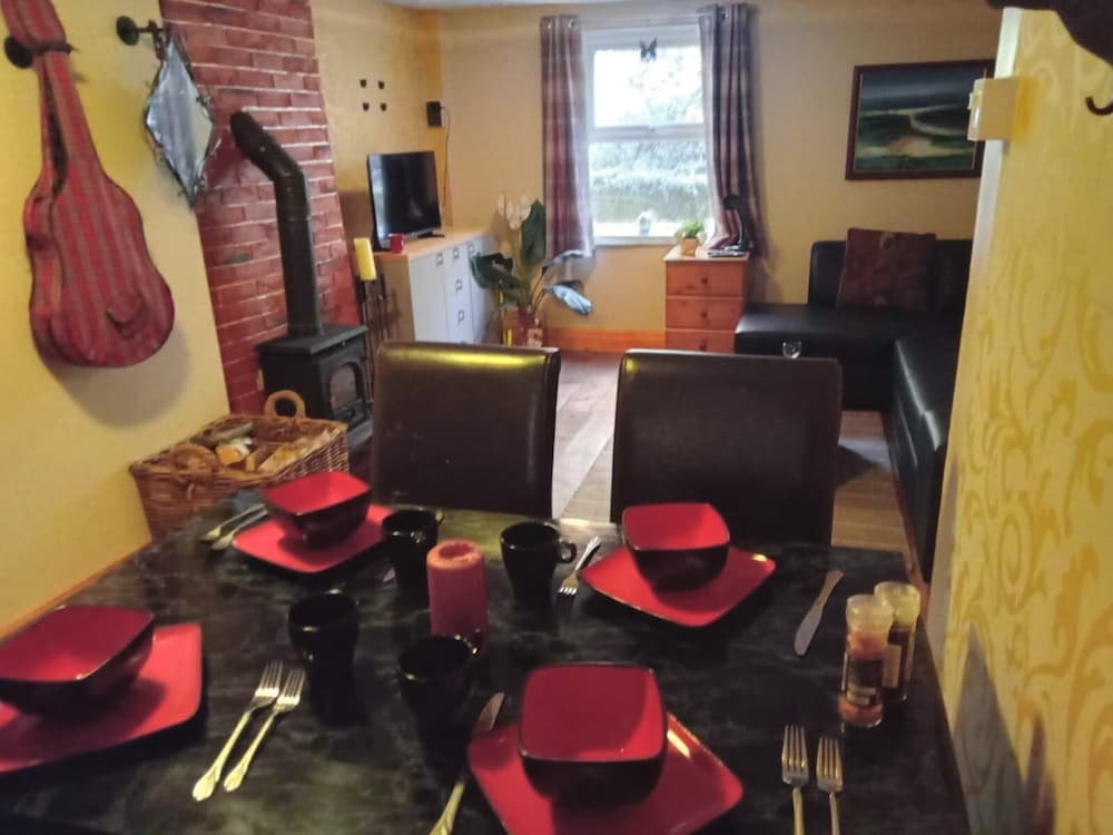 Llandovery - Cottage - Sleeps4 - Parking Secure Lock up for Bikes