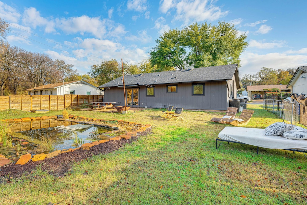 2 Mi to Dtwn: Austin Getaway w/ Natural Pool