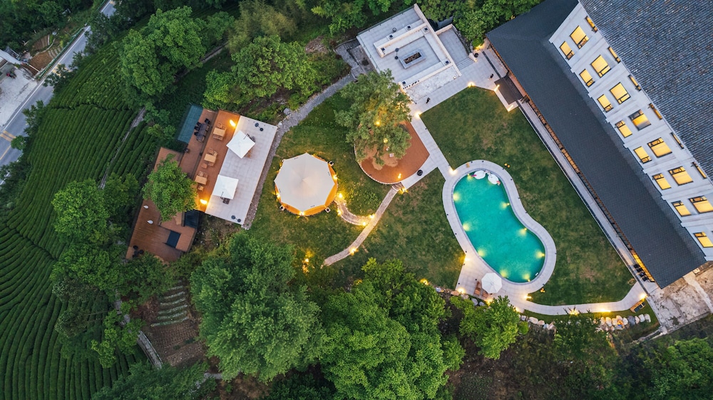 Yunfu Mid Hill Resort Hotel