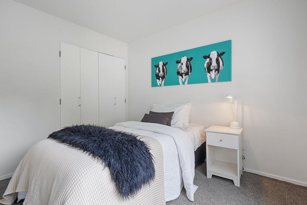 Stylish Central 2BR Apt nr Hospital view 3