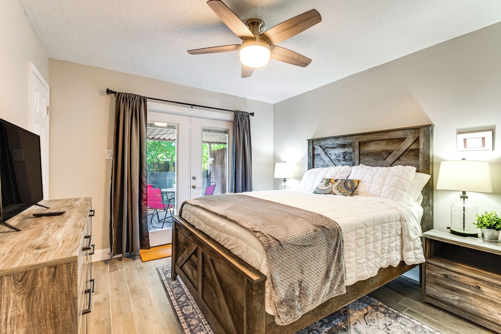 2 Mi to Texas A&m: Pet-friendly Duplex w/ Yard!