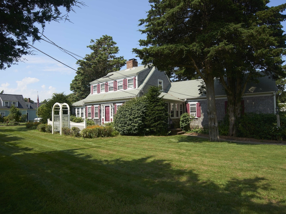 Allen Harbor Breeze Inn & Gardens