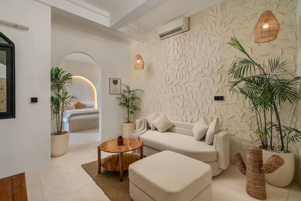 Casa Amor by GORO