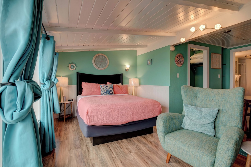 Moolack Shores Inn