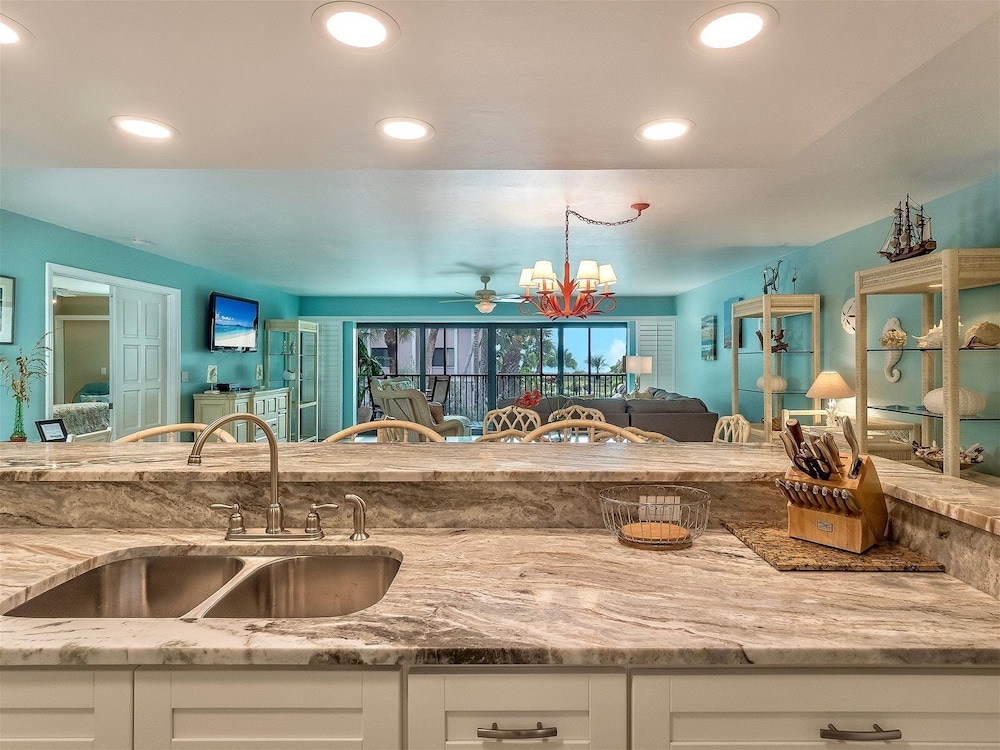 Shorewood Condos by Dream Vacation Rentals