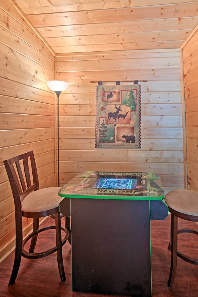 Creekside Cabin w/ Hot Tub in Gatlinburg!