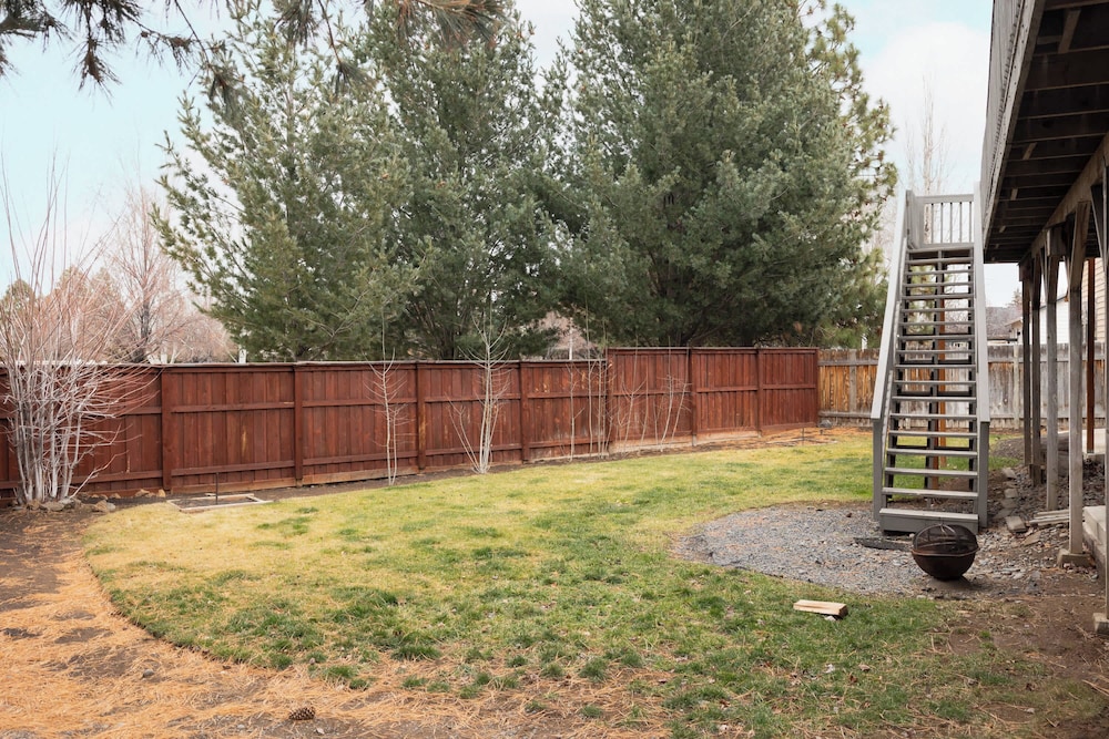 Hot Tub Pool Table Deck With Pilot Butte Views