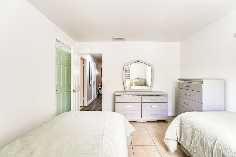 1 Mi to Dtwn Bonita Springs: Home w/ Lush Yard!