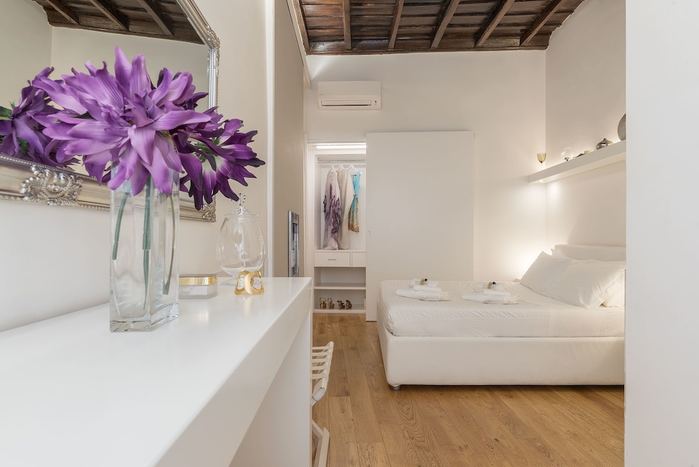 Leisure & Relax near Trevi Fountain