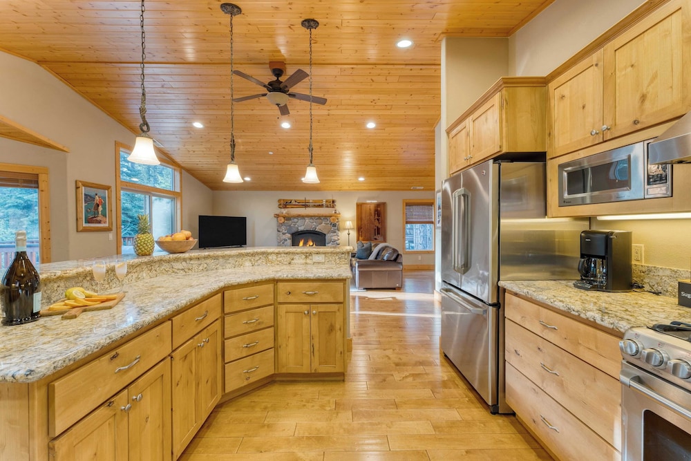 Washoe Chalet by Avantstay Game Room, Hot Tub, Putting Green & Fire Pit