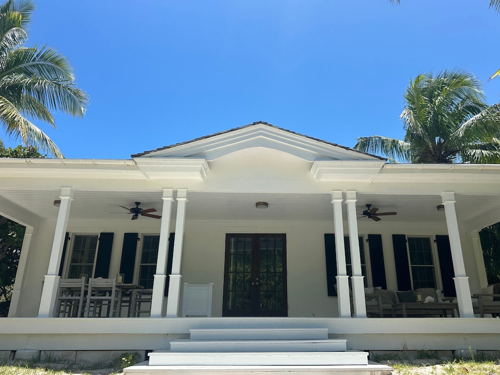 Hibiscus Hill Cricket Pavilion - Retreat Near Pink Sand Beach 2 Bedroom Cottage
