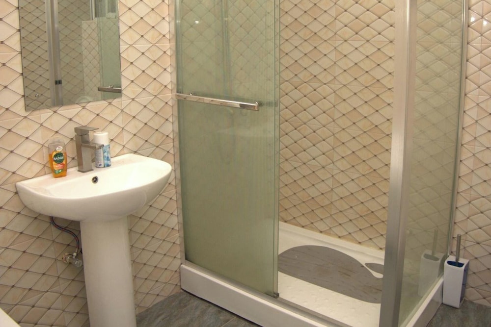 House-sleeps8-parking-jacuzzi
