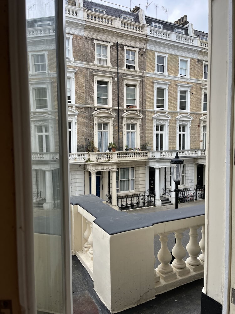 Newly Refurbished - Awesome 3 Bedroom Notting Hill Very Central With a Balcony