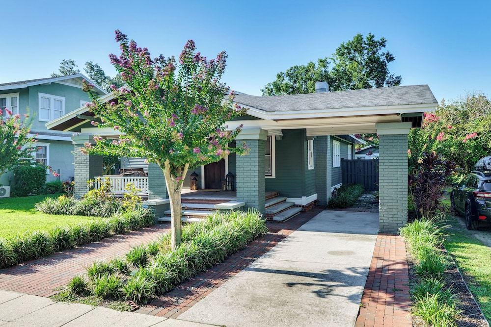 Renovated, Stylish Retreat w/ Patio in Lakeland!