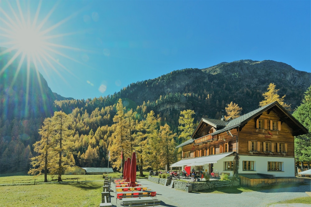 Spinas Gasthaus Val Bever - Hostel