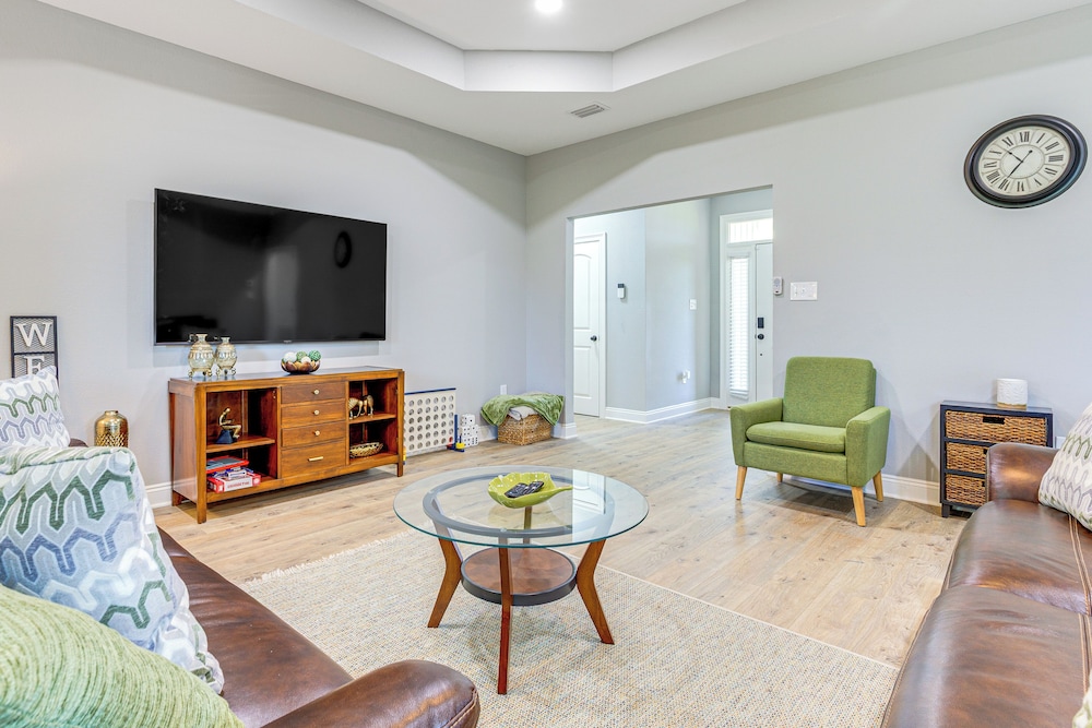 Suburban Bliss! Cozy Home w/ Neighborhood Perks
