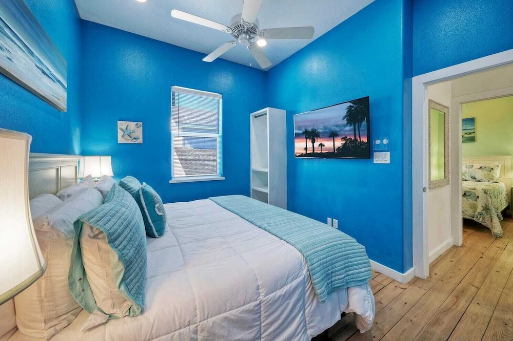 Sleeps 24, 2 Homes 2blocks to the Beach, Pool, Game Room, Patio w/ Outdoor Bar