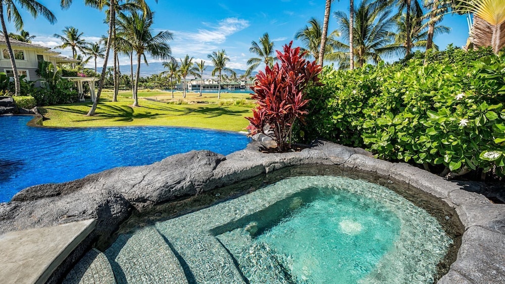 Top-floor Condo w/ Golf and Mountain Views - Pool, Gym, Wifi - Vrkcv