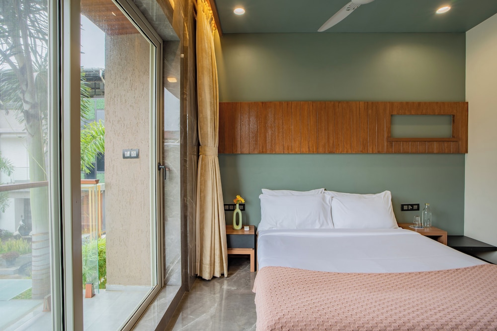 Alaya Stays - Imperial Calista 4BHK near Khandala Hills