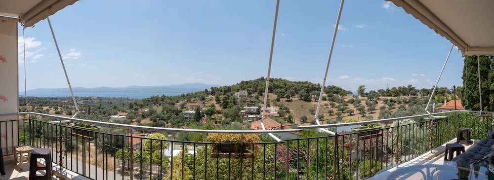 Peaceful Hilltop Apartment With Balcony Sea View