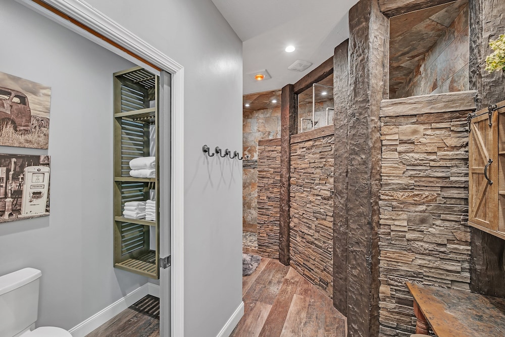Lakeside Retreat With Hot Tub & Game Room 3 Bedroom Home