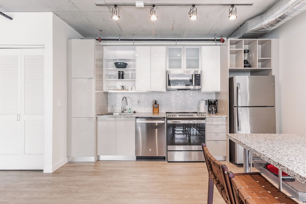 Cleveland Vacations - Sleek DT Cleveland Apt at City Club - Property Image 10