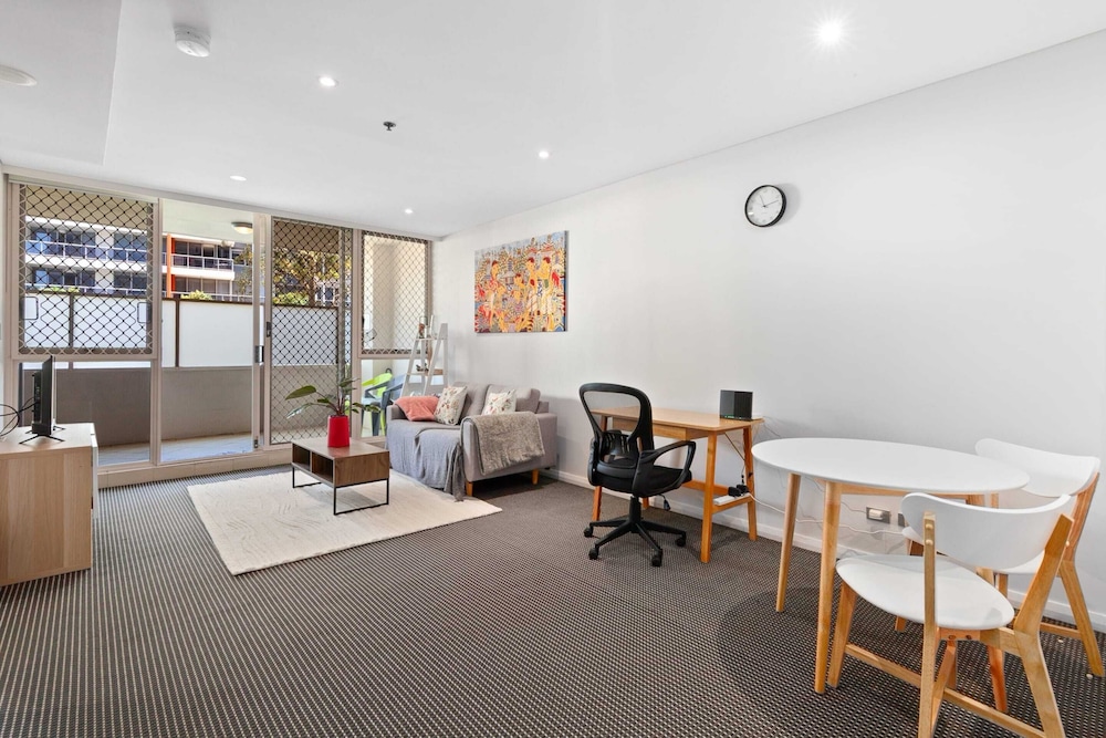 Inner-city Stay With Pool and Gym Access