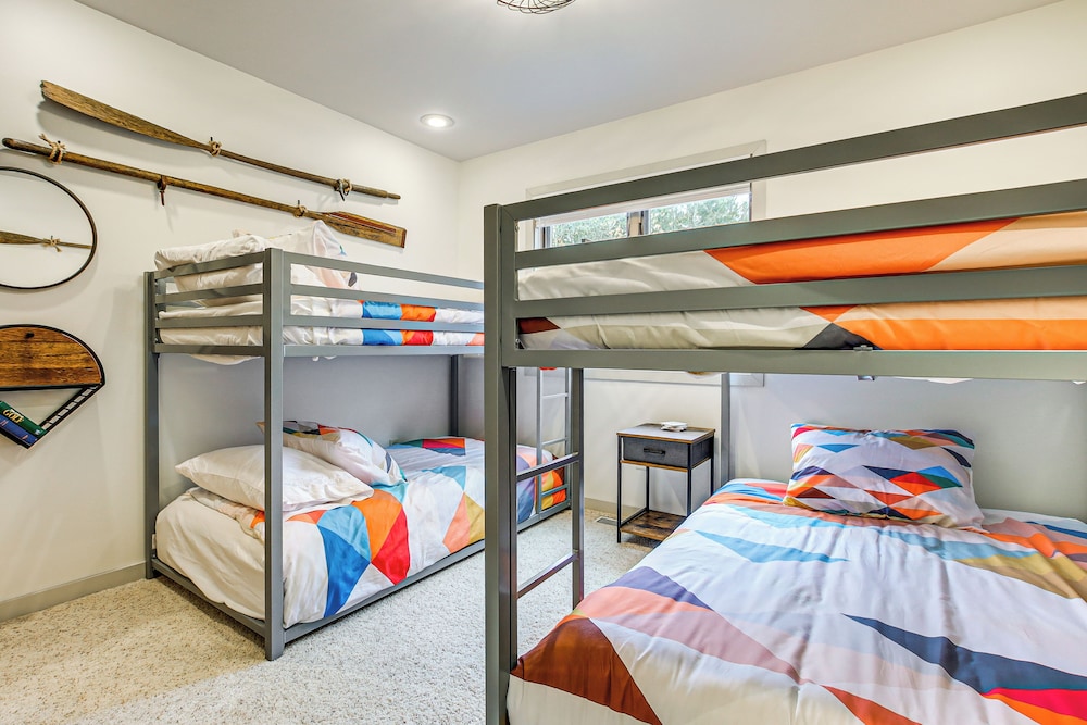2 Mi to Sand Valley: Family Getaway w/ Deck!
