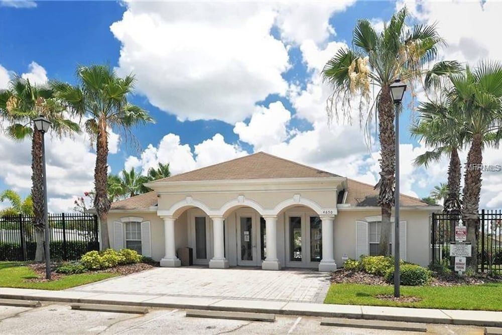 Florida Paradise Near Img Academy and Beach - Property Image 3