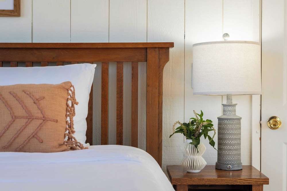 Designer Retreat w/ Pool, Firepits, Panoramic Views The Lake House at Malibu