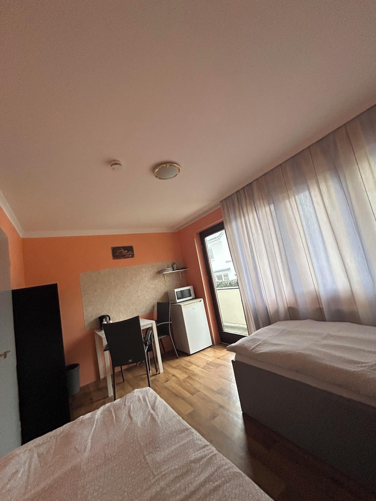 2-Rent Group Hostel Rooms AUB162