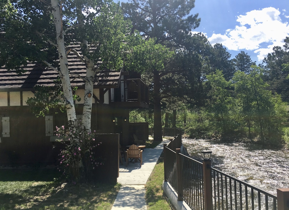 The Landing at Estes Park - Riverside Retreat