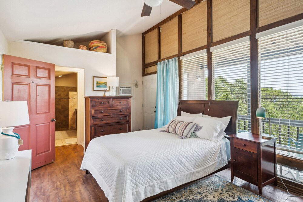 Pipe Creek Escape w/ Screened-in Porch & Hot Tub! view 4