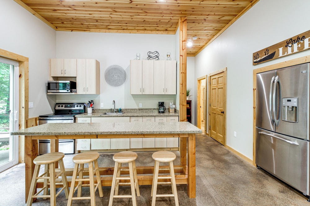 Hot Tub & Game Room: Lakefront Merrifield Retreat!