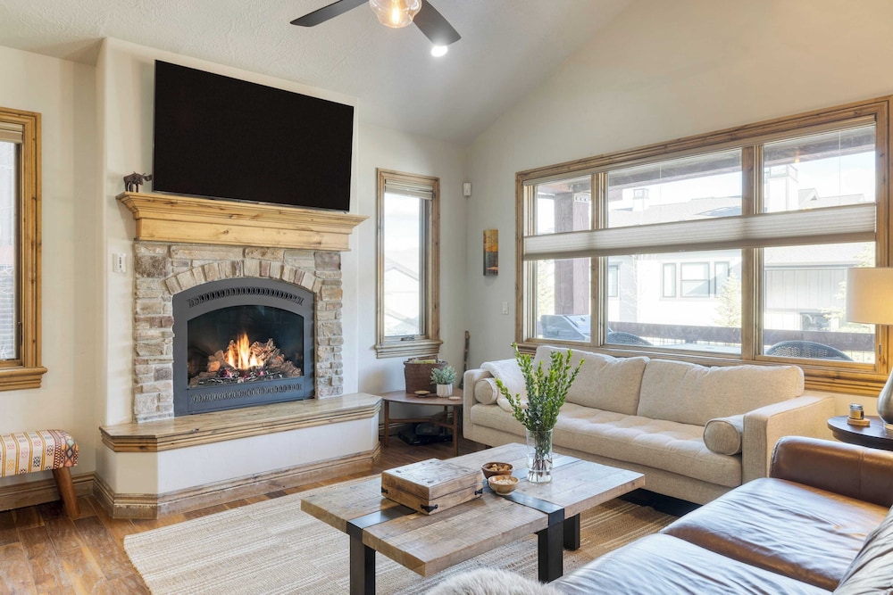 Blue Skies Lakeside Family-friendly Getaway w/ Hot Tub & BBQ
