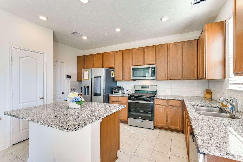11 Mi to Beach: La Marque Home w/ Patio!